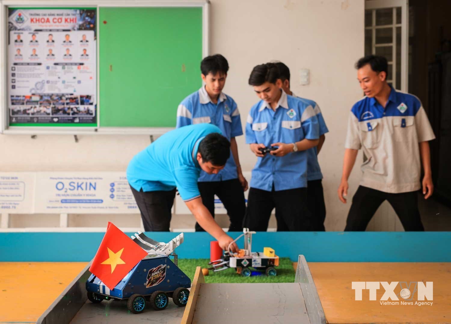 Sân chơi robocon giúp sinh viên vận dụng kiến thức cơ khí, điện - điện tử, tự động hóa, công nghệ thông tin và lập trình vào thực tiễn; tạo kỹ năng làm việc nhóm dưới sự hướng dẫn của giảng viên. (Ảnh: Hoàng Hiếu/TTXVN)
